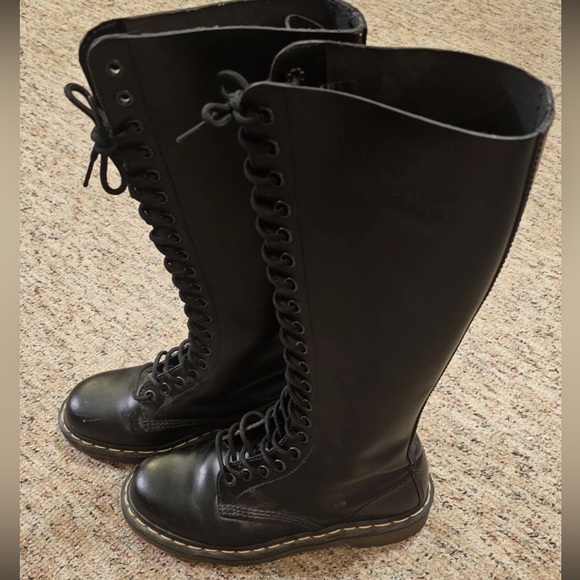 Dr. Doc Martens 11300 20-Eye Boots Men’s 7 Women’s 8 Combat Tall Boot Black - Picture 2 of 5